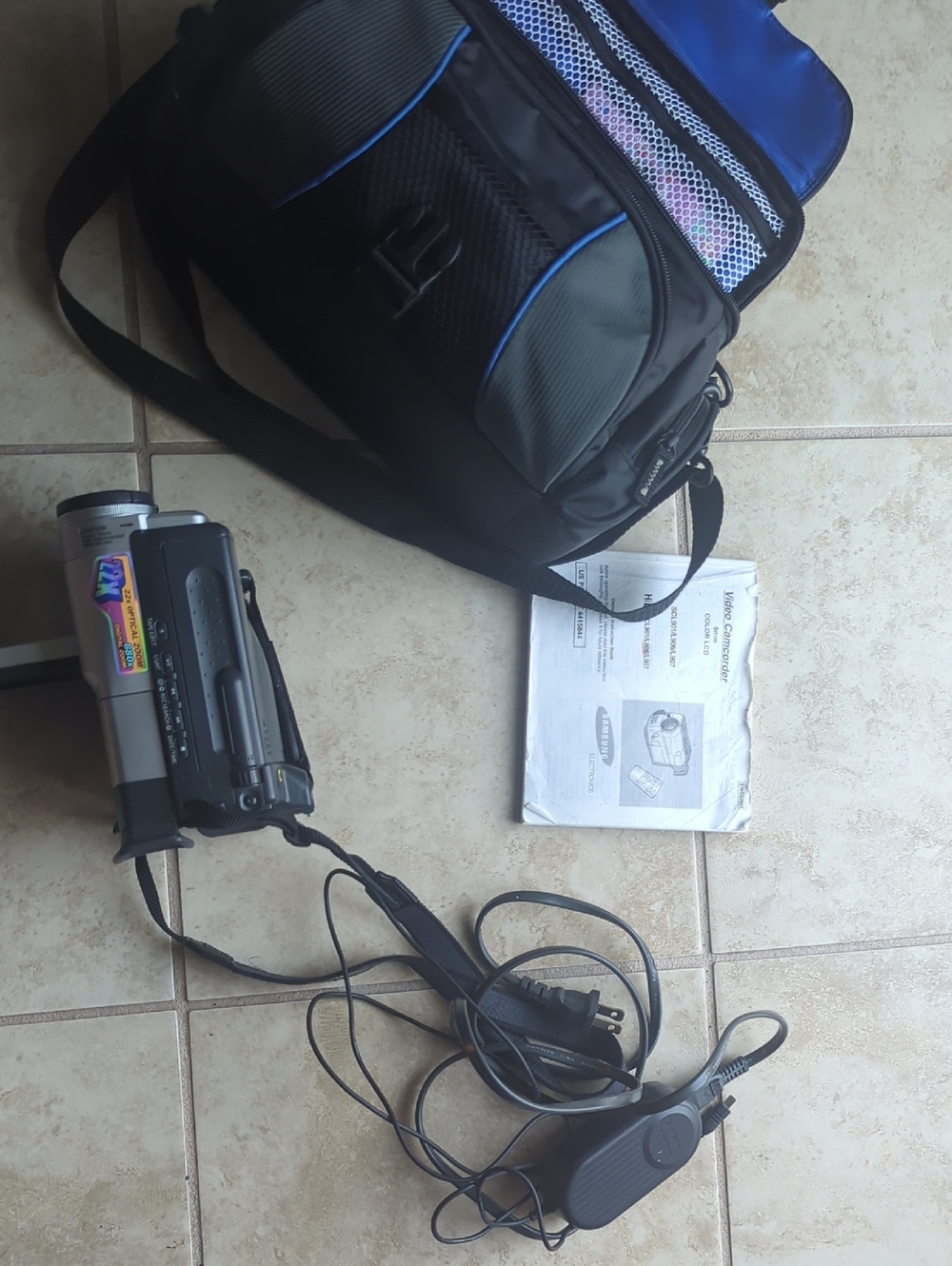 Samsung SCL906 Hi8 camcorder Camcorder with Black and Blue  Bag Mint Condition